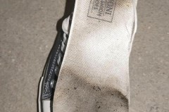 帆布鞋穿着脚后跟有声音是怎么回事_帆布鞋后跟响