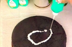 平底锅的油渍怎么刷，平底锅的油渍怎么刷干净