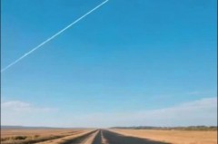 飞机飞过天空留下的一道白烟是什么，尾迹云是怎产生的，飞机飞过留下的白烟是怎么回事?？