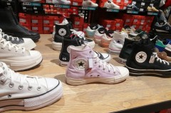 帆布鞋买大点还是小点，帆布鞋买大点还是小点好