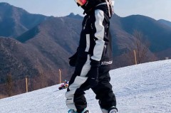 滑雪服穿着去还是带着去换_滑雪服只能滑雪穿么