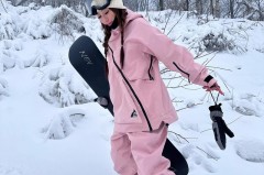 滑雪服里面要穿厚的衣服吗，滑雪时滑雪服里要穿多少衣服