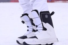 滑雪鞋需要穿多大码，滑雪鞋要买大一号吗？