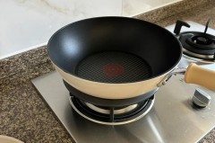 不粘锅炒菜不放油会粘锅么_不粘锅炒菜不放油会粘锅么吗