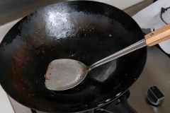 刚烧完的铁锅可以用冷水洗吗，刚烧完的铁锅可以用冷水洗吗视频