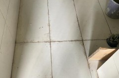 刚贴好的地板为什么是缝湿湿的_地板贴完了下面呢