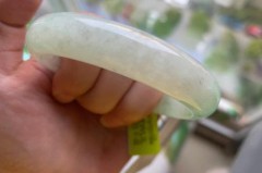 玉镯黑点越来越多怎么回事，玉镯都是黑点点说明什么?？