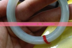 为什么玉镯里有亮晶晶的东西，玉镯表面亮晶晶的是什么？