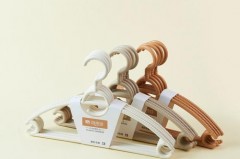 衣架属于可回收还是不可回收，衣架是可回收吗？