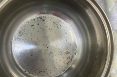 不锈钢锅内壁变黑有毒吗，不锈钢锅内壁黑了还能用吗？