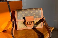 lv达芙妮小号有链条吗，lv达芙妮小号配铁链吗？