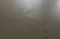 天气闷热地板有水珠什么原因，天热地板上都是水
