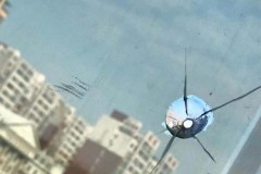 阳台窗户玻璃碎了谁负责，阳台窗户碎了怎么办