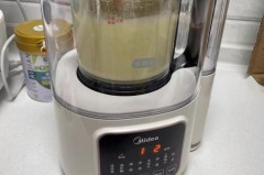 1300毫升豆浆机放多少豆子，豆浆机1200毫升够几个人喝？