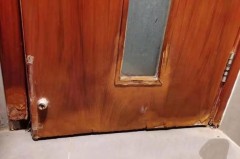 卫生间装木门如何防止发霉，卫生间装木门如何防止发霉掉下来？