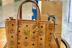 mcm菜篮子新款有米白色吗_mcm菜篮子包米白色