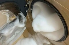 洗衣液放多了对皮肤有伤害吗，洗衣液放多了会有味道吗？