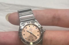 手表表镜有一层白色的东西怎么回事，手表镜面边缘有白色异物？