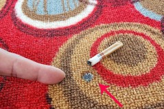 烟头把地毯烧了一点怎么办，地毯烟头烫了处理费用？