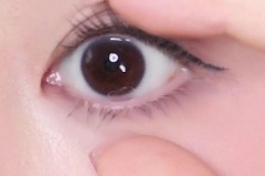 戴美瞳忍不住眨眼睛怎么办_戴美瞳爱眨眼睛怎么办