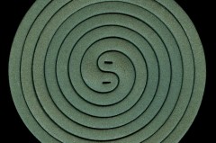 蚊香放床底下合适吗，蚊香可以放在床边吗？