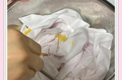 白裙子染色怎么洗白，白色裙子被染色怎样去掉？