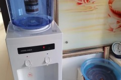 净水器和直饮水机哪个成本高，净水器和直饮机是一套吗？