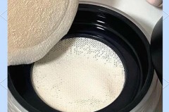 透明散粉和自然色散粉哪个好，散粉透明款和肤色款哪个更白