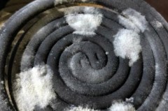 蚊香上有白色的霉斑还能用吗，蚊香上有白色的霉斑还能用吗图片？