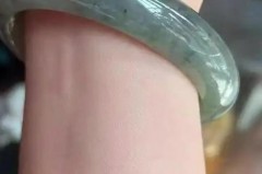 玉镯黑点是杂质吗，玉镯子有黑点怎么回事