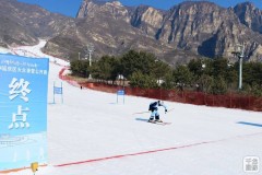 穿滑雪服里面的衣服要脱吗，滑雪服里面需要穿什么