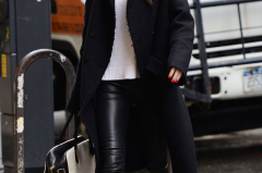 皮裤沾了油漆还能要不，皮裤上的油渍怎么去除？