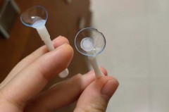 隐形眼镜破了一个小缺口还能用吗_隐形眼镜破了一个小洞