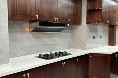 厨房橱柜是木工做还是定制好_装修橱柜是木工做的好还是定做的好