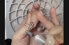 如何快速清理地板上的指甲油，怎么去除地板上的指甲油？