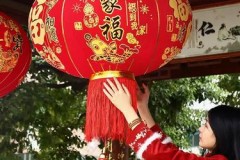 过年挂的灯笼要一年一换吗_春节挂的灯笼能一直挂着吗?