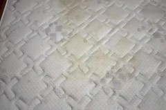 乳胶垫第一次洗会有泡沫滑滑的感觉吗，乳胶垫洗完味道大