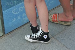 光脚穿帆布鞋粘粘的正常吗，光脚穿帆布鞋爬山