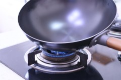 不粘锅能用猪油开锅吗_不粘锅能用猪油开锅吗视频