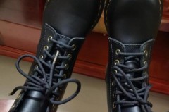 马丁靴买大了穿着难看嘛，马丁靴买大了穿着难看嘛女生