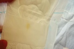新买的卫生巾为啥有血，新的卫生巾有味正常吗
