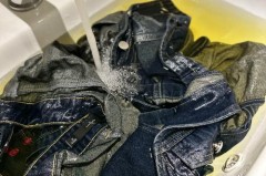牛仔裤掉色会染色其他衣服吗_牛仔裤掉色会染色其他衣服吗图片