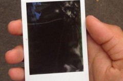 拍立得照片出来是黑色怎么回事，拍立得照片出来是黑色有办法补救吗