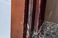卫生间木头门框烂了怎么办_卫生间木门框受潮腐烂图片