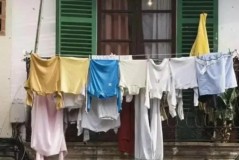 晾衣服在屋里还是在外面干的快，在屋子里晾衣服