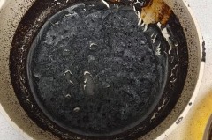 为什么新锅开锅有些地方黑，开完新锅锅底有黑色的洗不掉