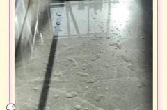 瓷砖下雨天拖地腥怎么回事，瓷砖下雨天会出水怎么办