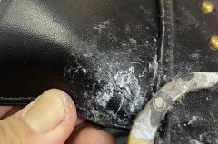 皮包边粘手怎么办啊_皮包 粘