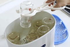 新的玻璃奶瓶要用开水煮吗，新买的玻璃奶瓶可以直接放到沸水里面消毒吗