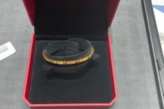 周大福蜂巢手镯是硬金吗_周大福蜂巢手镯是硬金的吗